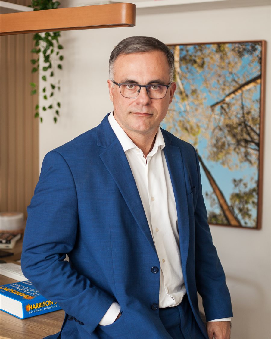 Dr. Christian Aguiar no consultório